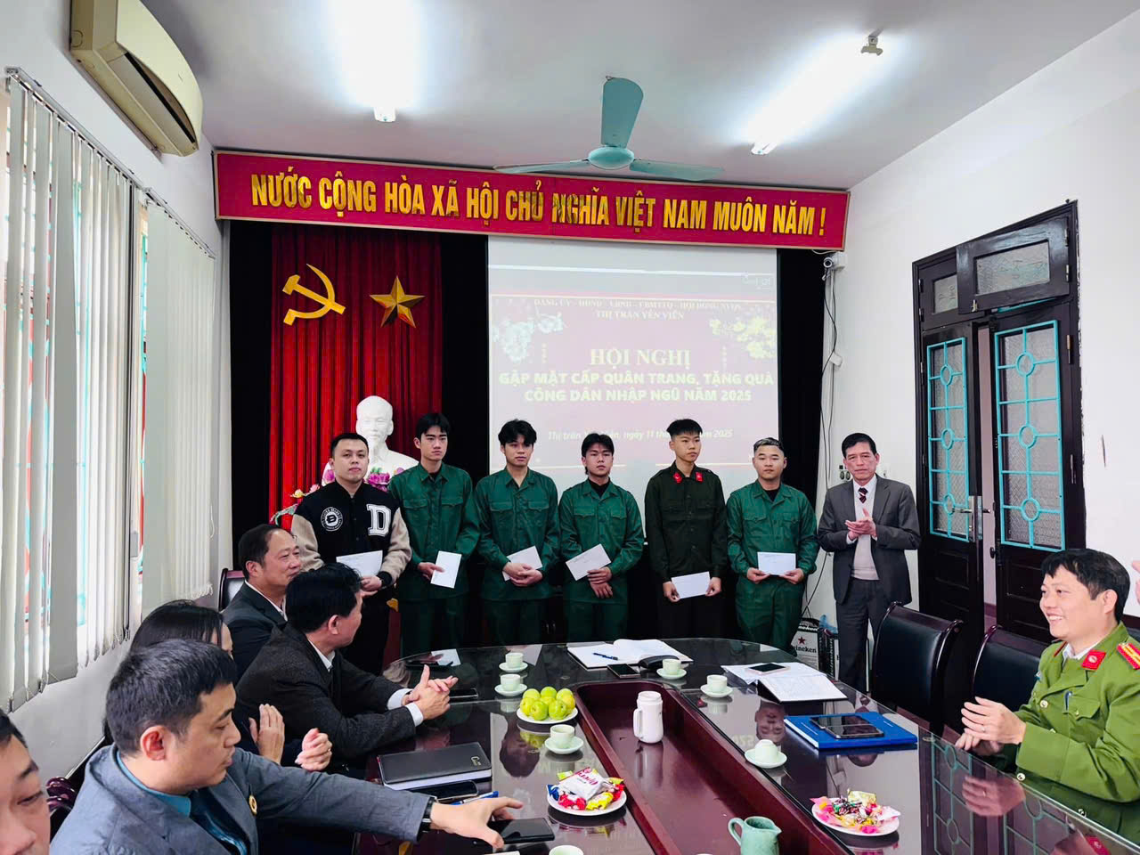 Đảng ủy – HĐND – UBND – UBMTTQ thị trấn Yên Viên gặp mặt, động viên tân binh lên đường nhập ngũ...